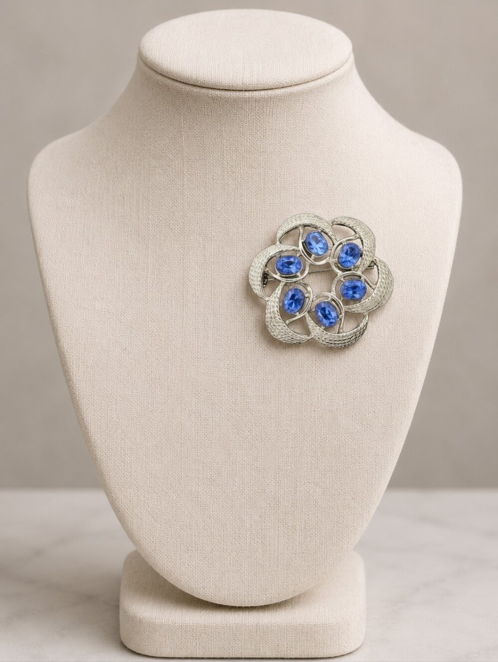 Vintage 1950s–1960s Sapphire Blue Crystal Brooch